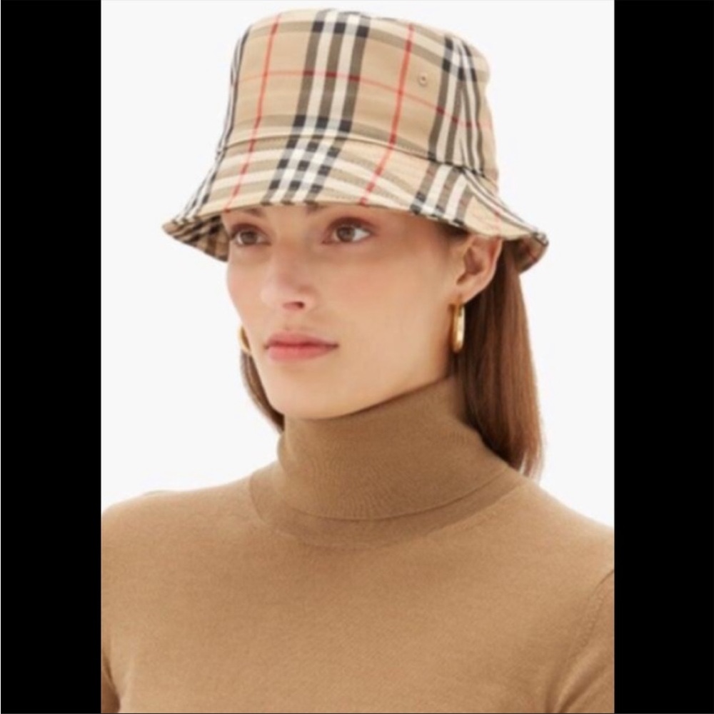 LAST ONE ☝️ AVAILABLE 🦆- 🎩BEAUTIFUL reversible BUCKET HATS 🎩
